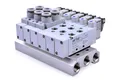 Elektrozawór z mikrozłączem 5/2 bistabilny G1/8" 24VDC przewód-2m – zdjęcie 1