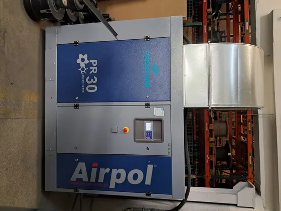 Sprężarka śrubowa Airpol PR 30 zamontowana w sprężarkowni