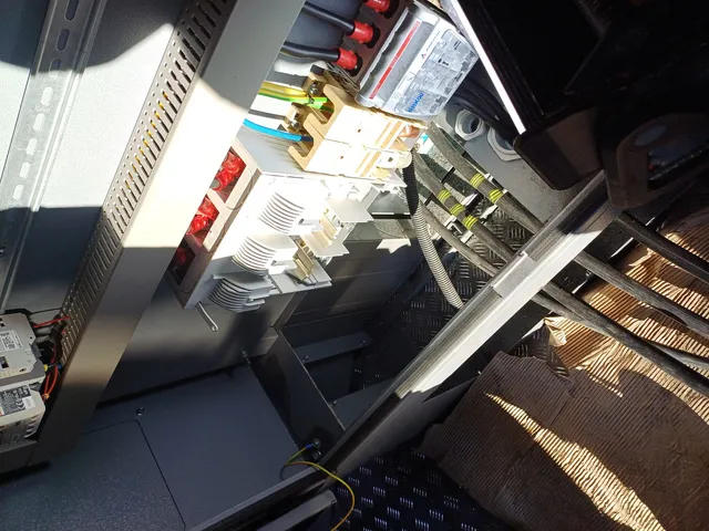 Aparatura elektryczna w szafie sterowniczej w trakcie montażu