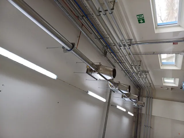 Instalacja sprężonego powietrza poprowadzona pod sufitem korytarza technicznego