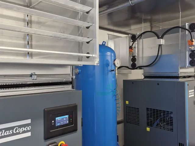 Sprężarka śrubowa Atlas Copco z osuszaczem i zbiornikiem w kontenerze sprężarkowym